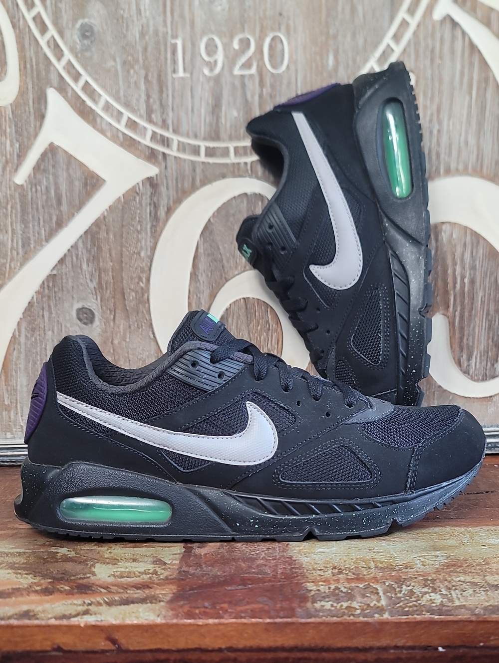 Nike Air Max IVO "Black/Green Glow/Purple" Mens 9. Good Condition